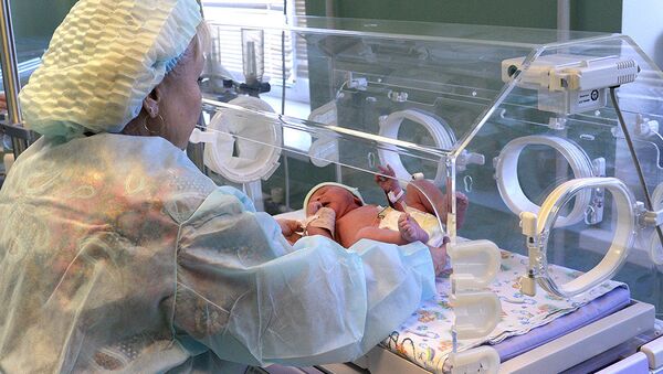 Медицинский работник и младенец в перинатальном центре. Архивное фото - Sputnik Абхазия