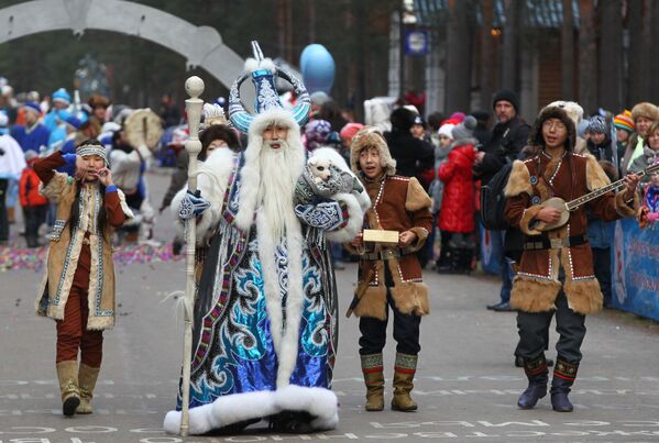 Чисхаан из Якутии принимает участие в праздничном шествии по случаю Дня рождения Деда Мороза в Великом Устюге - Sputnik Абхазия