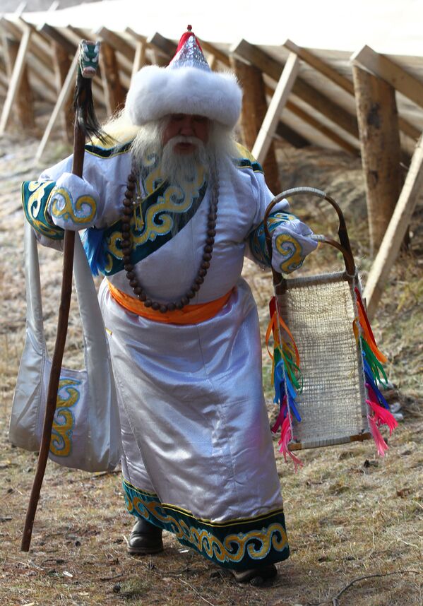 Сааган Убугун из Бурятии проходит по усадьбе во время празднования Дня рождения Деда Мороза в Великом Устюге - Sputnik Абхазия