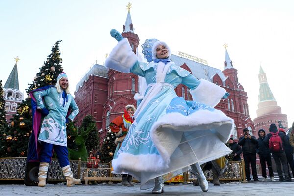 Артисты выступают на фестивале Путешествие в Рождество на Манежной площади в Москве - Sputnik Абхазия
