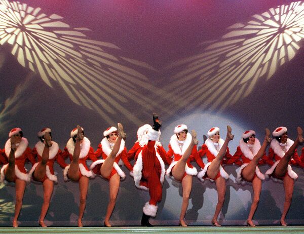 Кан-кан в исполнении Санта-Клауса и Снерурочек — танцовщиц Rockettes - Sputnik Абхазия