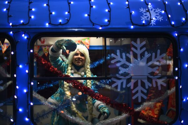 Снегурочка в салоне новогоднего трамвая, украшенный яркими светодиодными огнями, в Москве - Sputnik Абхазия