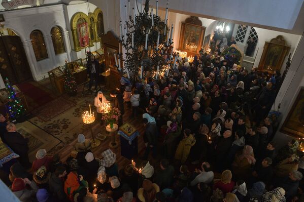 Божественная литургия праздника Рождества Христова в Сухумском Кафедральном соборе  - Sputnik Абхазия