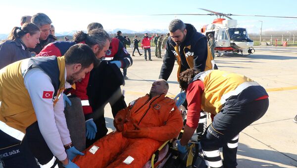 Медики оказывают помощь пострадавшему моряку - Sputnik Абхазия
