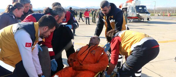 Медики оказывают помощь пострадавшему моряку Медики оказывают помощь пострадавшему моряку - Sputnik Абхазия