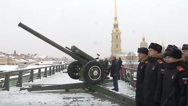 Путин выстрелил из пушки во время гуляний в Петропавловской крепости - Sputnik Абхазия