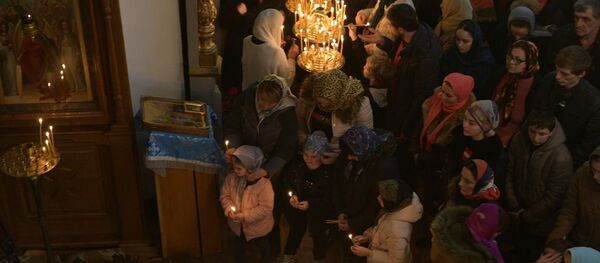 Ночь перед Рождеством: кадры праздничного богослужения в Сухумском соборе - Sputnik Абхазия