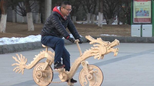 Велосипед из палочек для эскимо смастерил конструктор из Китая - Sputnik Абхазия