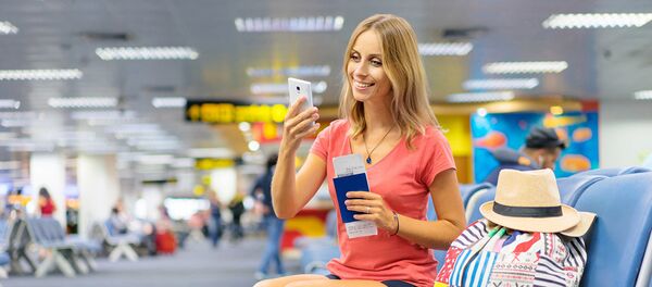 Девушка в аэропорту Девушка в аэропорту - Sputnik Абхазия