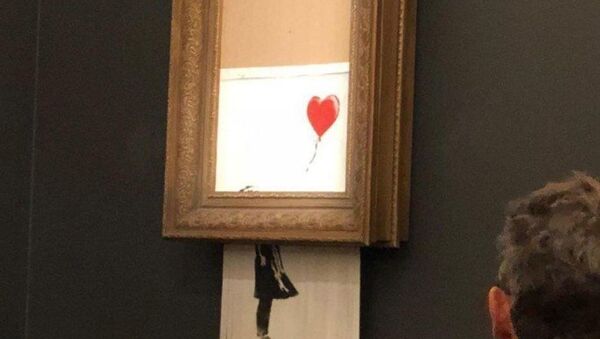 Работа художника Бэнкси Девочка с шаром во время самоуничтожения на аукционе Sotheby's в Лондоне. Архивное фото - Sputnik Аҧсны
