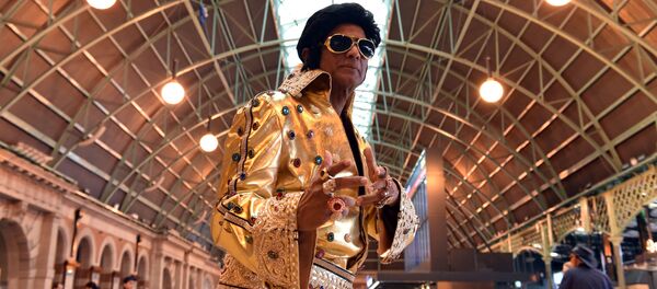 Двойник Элвиса Пресли на Центральной станции перед тем, как сесть на поезд до фестиваля Parkes Elvis Festival в Сиднее - Sputnik Абхазия