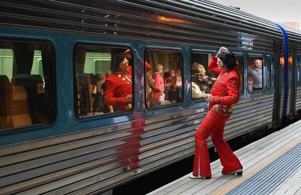 Поклонники Элвиса Пресли на Центральной станции перед тем, как сесть на поезд до фестиваля Parkes Elvis Festival в Сиднее  - Sputnik Абхазия