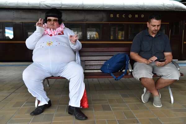 Поклонник Элвиса Пресли на Центральной станции перед тем, как сесть на поезд до фестиваля Parkes Elvis Festival в Сиднее - Sputnik Абхазия