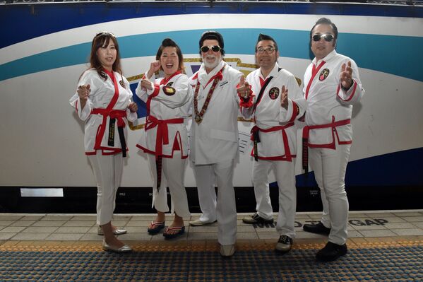 Мэр Паркс Кен Кит с японскими поклонниками Элвиса Пресли у поезда ​​Элвис Экспресс на Центральном вокзале в Сиднее, Австралия - Sputnik Абхазия