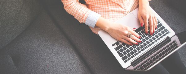 Девушка с ноутбуком - Sputnik Абхазия