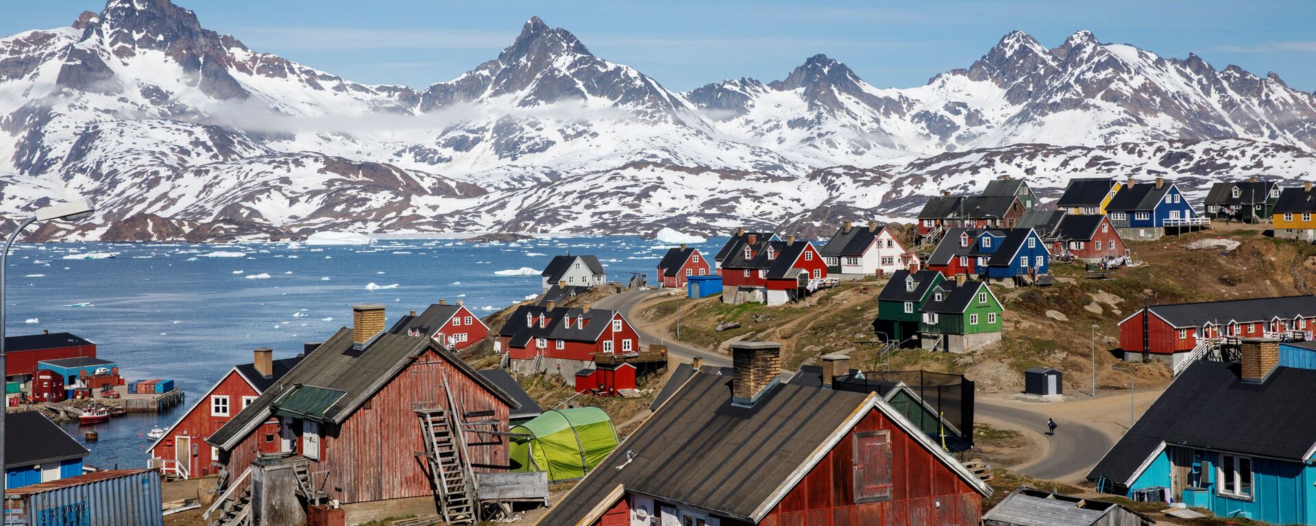 Заснеженные горы возвышаются над гаванью и городом Тасиилак, Гренландия - Sputnik Абхазия, 1920, 03.11.2025