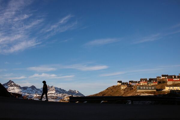Мужчина идет по дороге в окрестностях города Тасиилак, Гренландия - Sputnik Абхазия