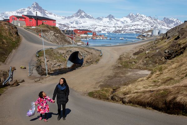Женщина и ребенок гуляют по улице в городе Тасиилак, Гренландия - Sputnik Абхазия
