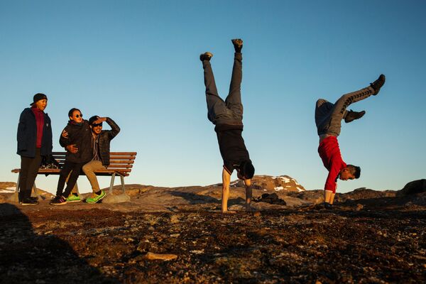 Молодежь Гренландии развлекается на холме за городом Тасиилак, Гренландия - Sputnik Абхазия