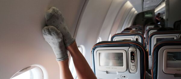 Пассажир в самолете авиакомпании Аэрофлот во время полета. Пассажир в самолете авиакомпании Аэрофлот во время полета. - Sputnik Абхазия
