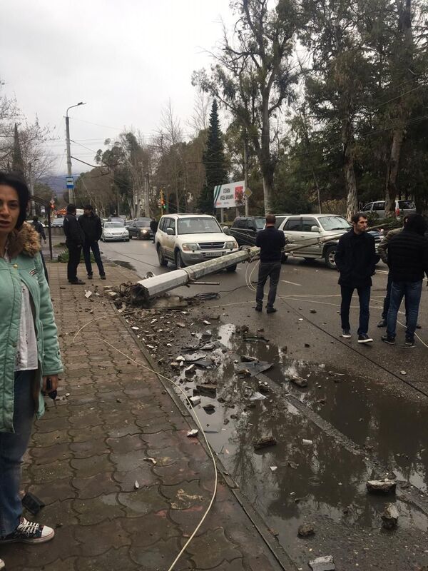 Автомобиль снес столб в Сухуме - Sputnik Абхазия