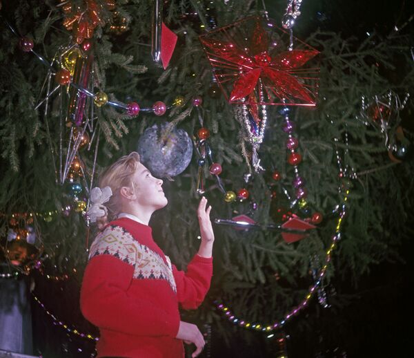 Девочка на новогодней елке - Sputnik Абхазия