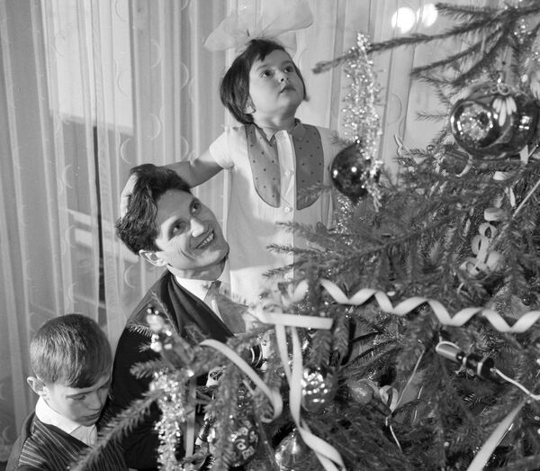 Космонавт Борис Волынов с детьми у новогодней елки, 1968 год - Sputnik Абхазия