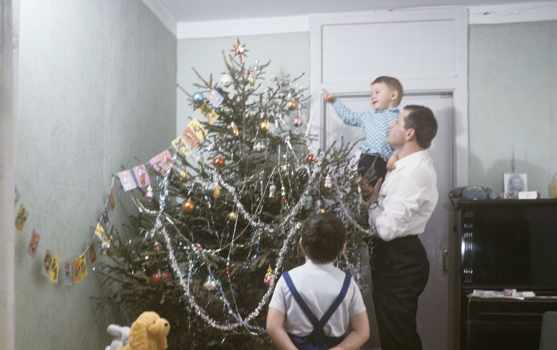 Советская семья наряжает елку