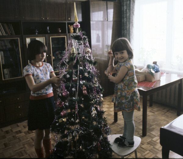 Дети наряжают новогоднюю елку, 1983 год - Sputnik Абхазия