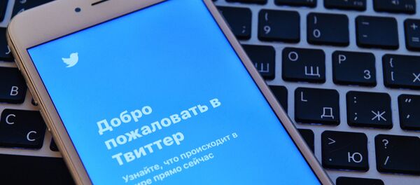 Страница социальной сети Twitter на экране смартфона - Sputnik Абхазия