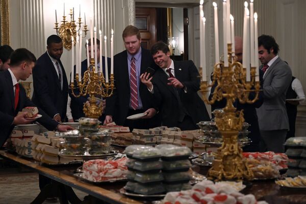 Гости фотографируют фастфуд, заказанный президентом США Дональдом Трампом на встрече с футболистами в Белом доме  - Sputnik Абхазия