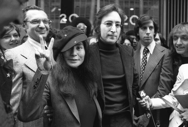 Бывший участник группы The Beatles Джон Леннон с женой Йоко Оно - Sputnik Абхазия