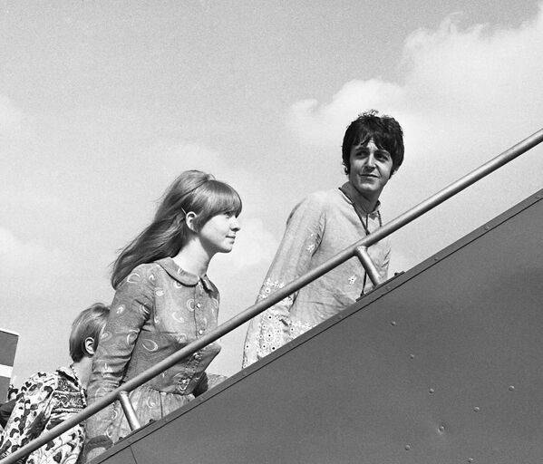 Участник группы The Beatles Пол Маккартни с подругой Джейн Эшер - Sputnik Абхазия