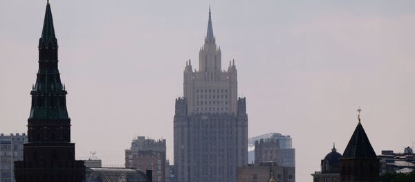 Высотное здание министерства иностранных дел РФ. Слева: Водовзводная башня Московского Кремля. Высотное здание министерства иностранных дел РФ. Слева: Водовзводная башня Московского Кремля. - Sputnik Абхазия