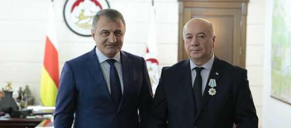 Президент Южной Осетии Анатолий Бибилов наградил посла Абхазии в Южной Осетии Алана Елбакиева Орденом Дружбы Президент Южной Осетии Анатолий Бибилов наградил посла Абхазии в Южной Осетии Алана Елбакиева Орденом Дружбы - Sputnik Абхазия