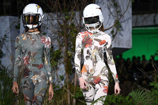 Модели представляют коллекцию бренда Off-White на Неделе моды в Париже - Sputnik Абхазия