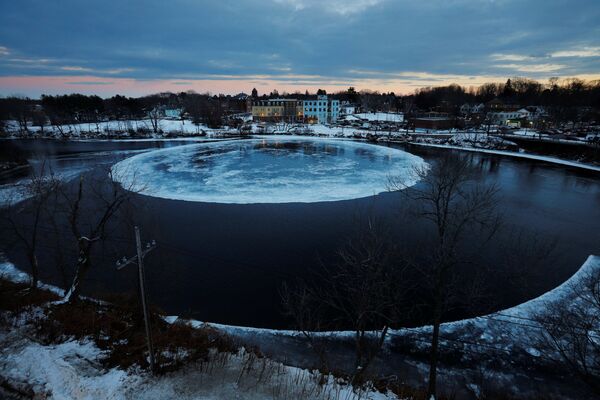 Льдина в форме диска образовалась на реке Пресумпскот в американском городе Уэстбрук, штат Мэн - Sputnik Абхазия