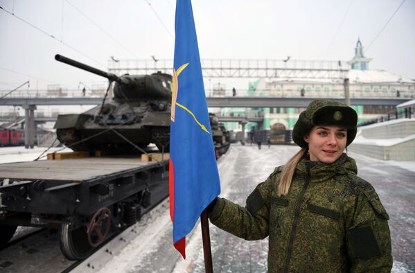 Военнослужащая у эшелона с танками Т-34 в Новосибирске - Sputnik Абхазия
