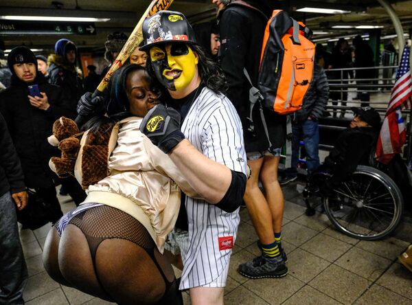 Флешмоб В метро без штанов в Нью-Йорке - Sputnik Абхазия