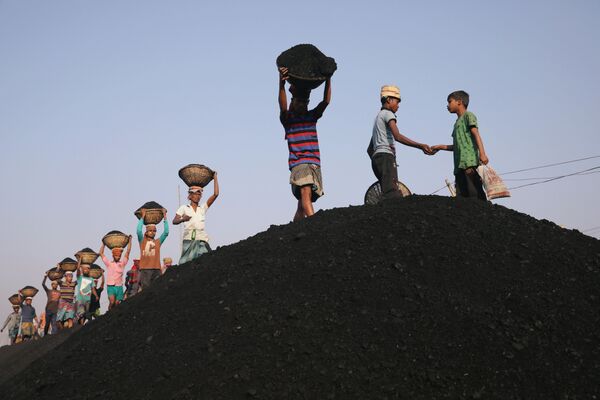 Работники во время разгрузки парома с углем в Дакке, Бангладеш - Sputnik Абхазия