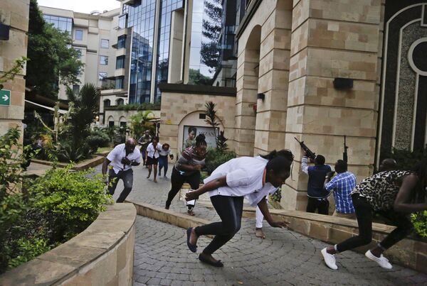 Люди бегут во время нападения террористов на отель в Найроби, Кения - Sputnik Абхазия