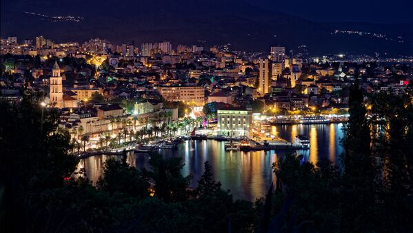 Вид на ночной Сплит, Хорватия - Sputnik Абхазия