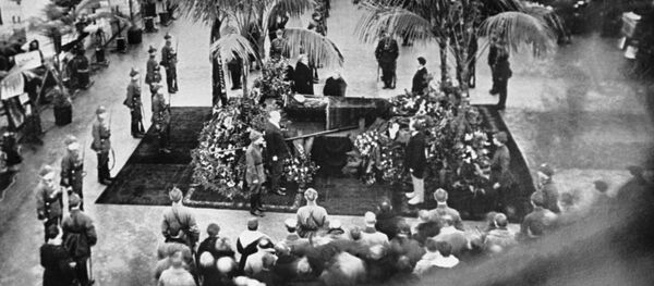 Похороны В.И. Ленина. Н. К. Крупская в Колонном зале Дома Союзов у гроба В. И. Ленина. 23 - 27 января 1924 года. - Sputnik Абхазия