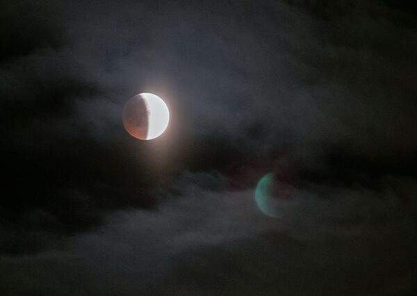 Луна во время затмения над Петрозаводском - Sputnik Абхазия