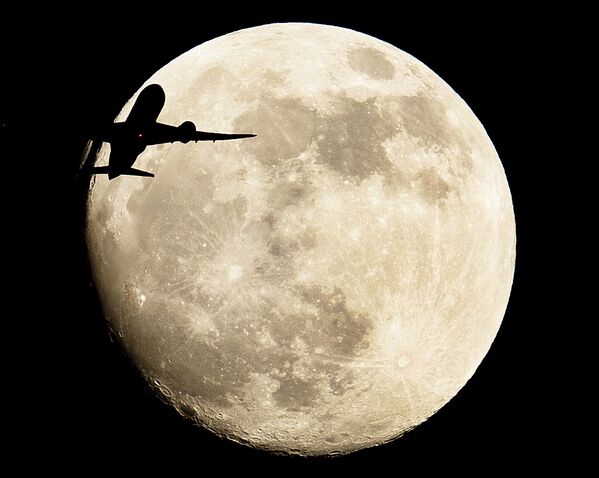 Самолет на фоне луны во Франкфурте, Германия - Sputnik Абхазия