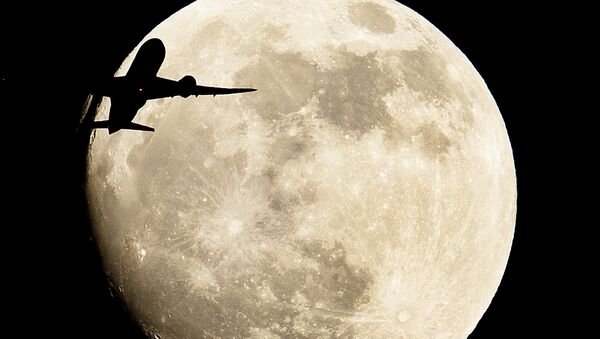 Самолет пролетает на фоне луны в Германии  - Sputnik Абхазия