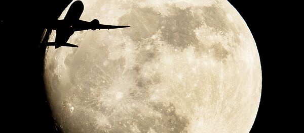 Самолет пролетает на фоне луны в Германии  Самолет пролетает на фоне луны в Германии  - Sputnik Абхазия