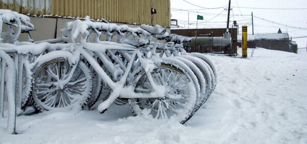 Летняя метель покрыла свежим снежком велосипеды на стоянке у дома № 155 полярной станции МакМердо - Sputnik Абхазия