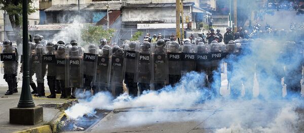 Сотрудники правоохранительных органов во время акции протеста в Каракасе - Sputnik Абхазия
