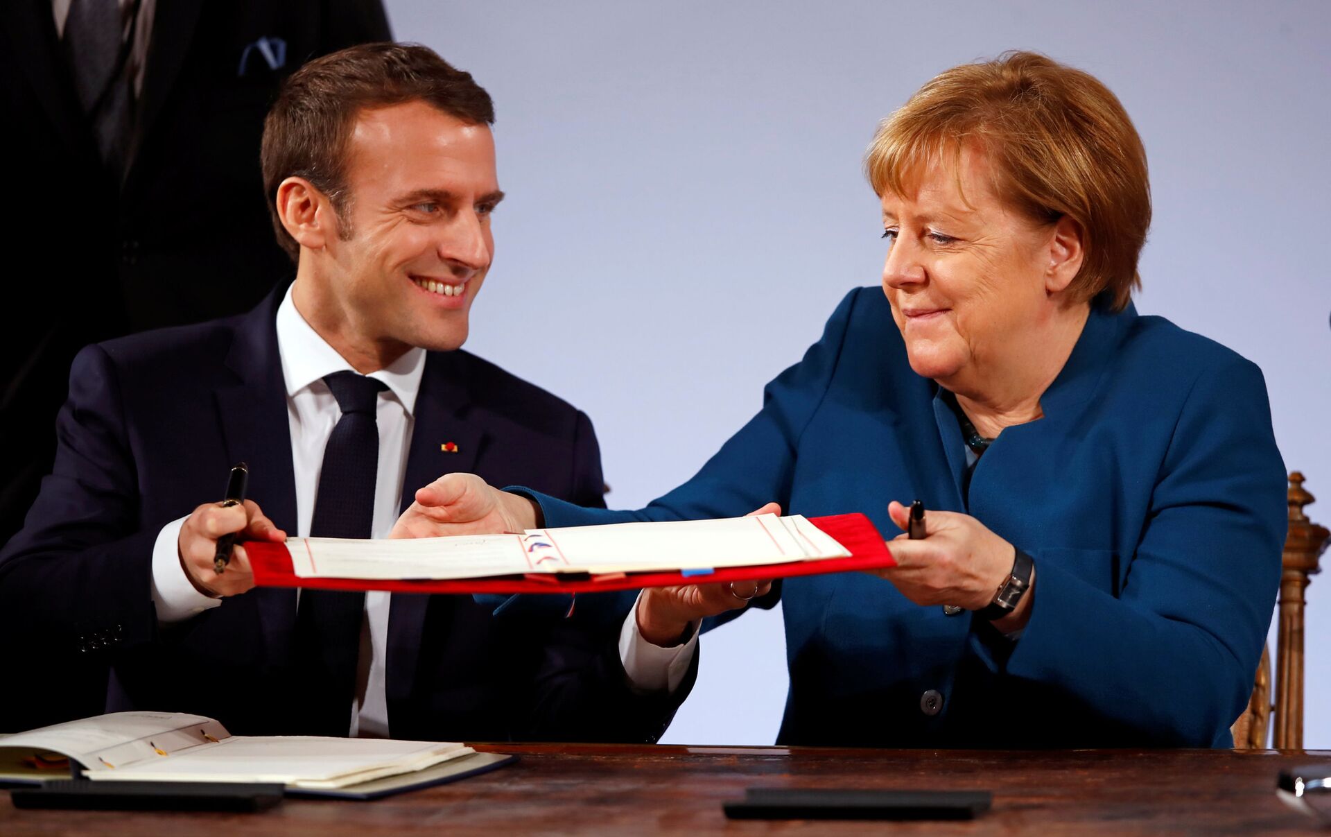 Переговоры франции и германии. Января 2019 г. а. Меркель и э. Макрон в городе Аахен. Меркель и Макрон в Ахене 2019. . А. Меркель и э. Макрон в городе Аахен подписали новое соглашение. Франция и Германия.